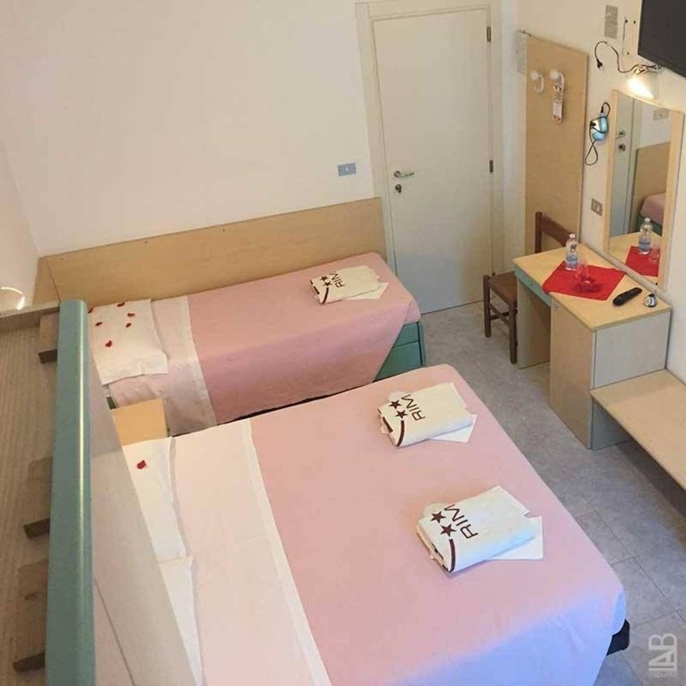 Hotel Peonia Rimini Bagian luar foto